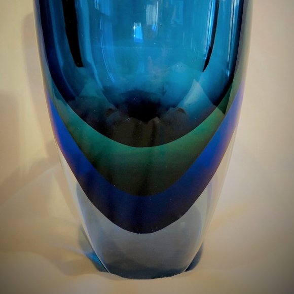✨ CAMDEN VASE IN LAYERED AQUA, GREEN AND COBALT BLUE GLASS - Picture 3 of 5
